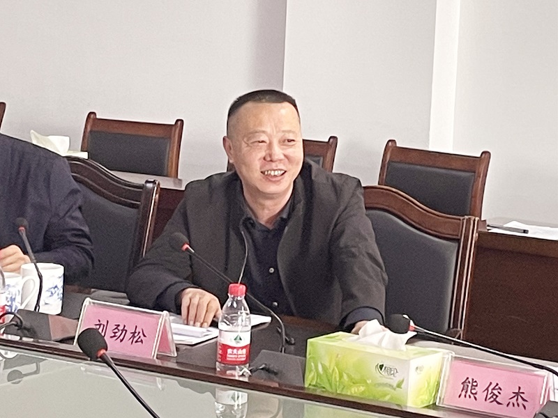 新余市高新区党工委副书记,管委会主任舒永忠热情接待了商会一行